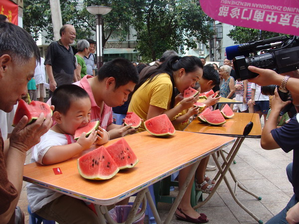 南苑街道健园社区立秋日 啃秋赛.JPG