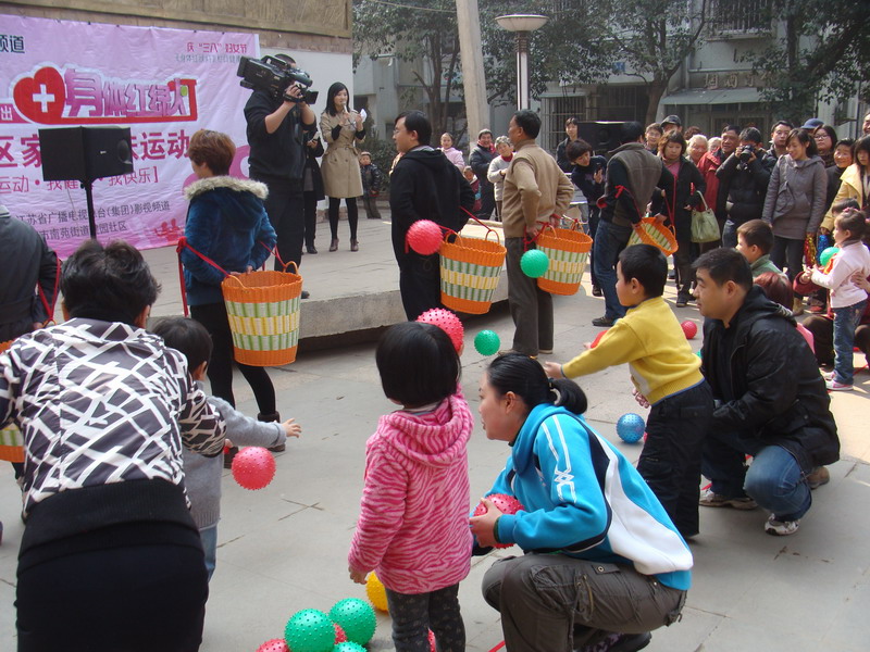 南苑街道健园社区举办家庭趣味运动会.jpg