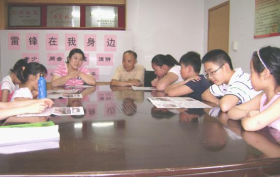 长虹路社区开展雷锋在我身边老少同台演讲活动.jpg
