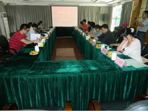 《中国妇女报》十八大巡礼采访团聚焦建邺区社区妇联1.jpg