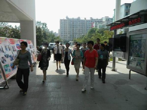 《中国妇女报》十八大巡礼采访团聚焦建邺区社区妇联2.jpg