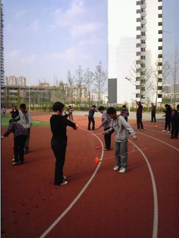 莲花北苑社区与沙洲中学师生开展抖空竹互动教学活动.jpg