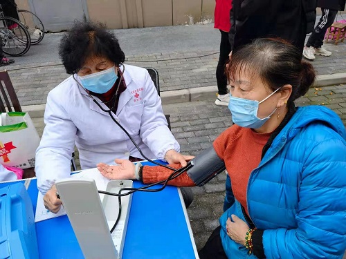 为老年居民测量血压.jpg