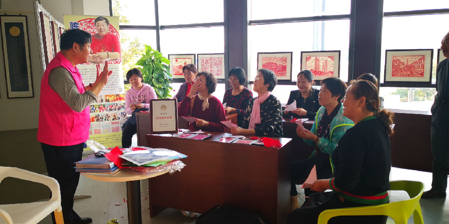 洲岛紫园社区开展非遗剪纸活动.jpg