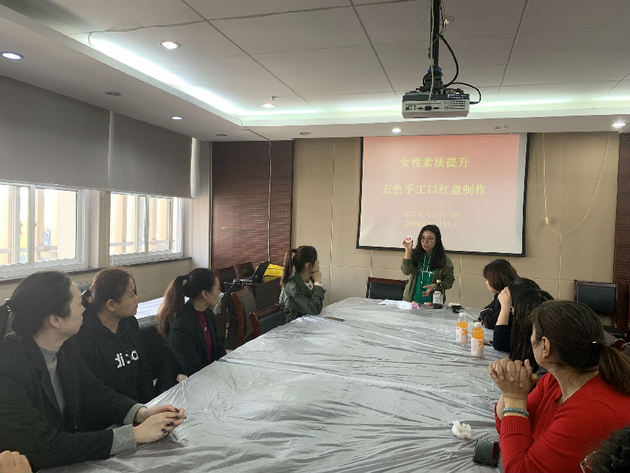 11.15沙洲街道莲花北苑社区开展“五色口红盘”手工制作活动 - 副本IMG_9968.JPG