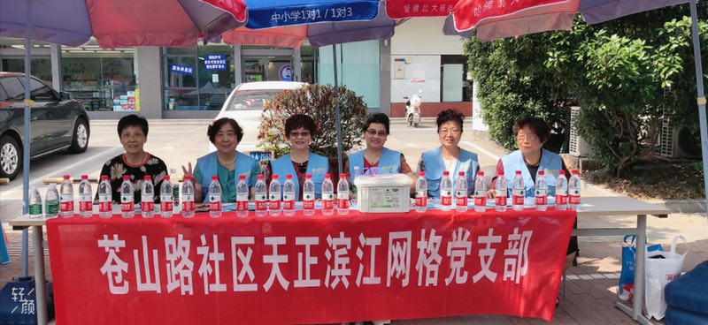 20190607苍山路社区为学子保驾护航2.jpg