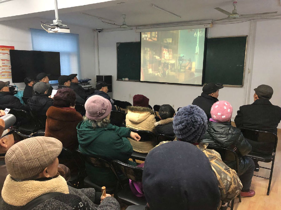 艺苑社区组织党员观看纪录片《孤岛32年》.jpg
