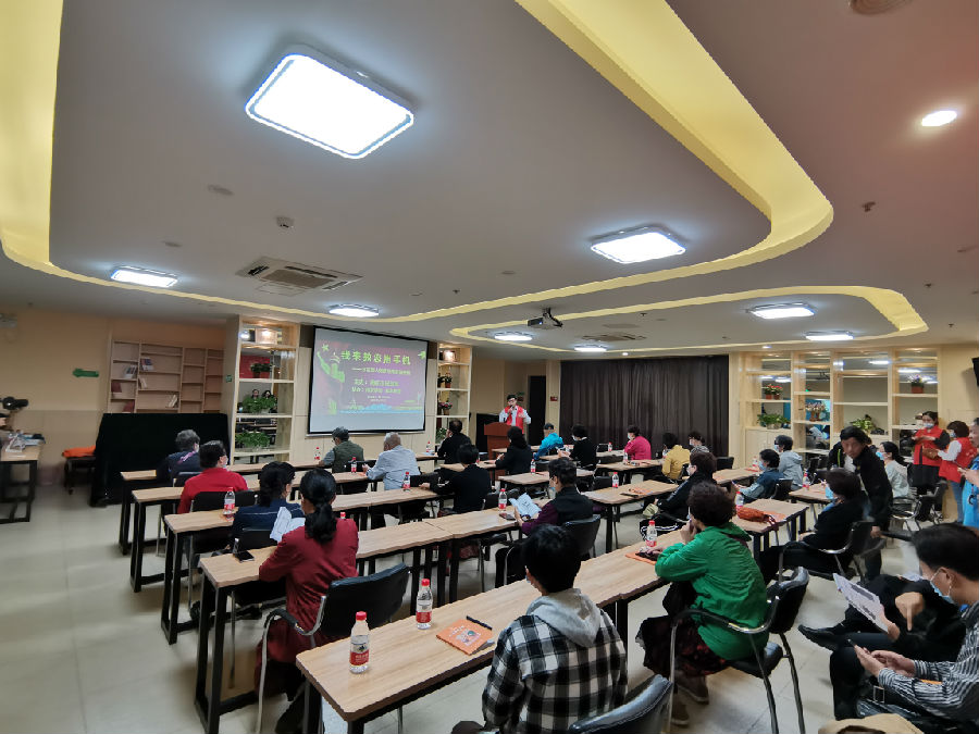 苍山路社区开展“我来教您用手机”培训专项活动 (2).jpg