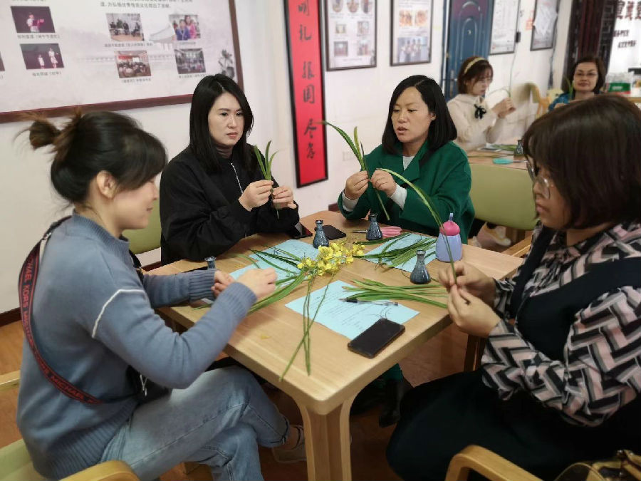 学员在插花.jpg