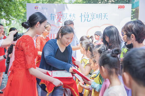 为爱心捐赠的小朋友们颁发证书与奖牌 (2).png