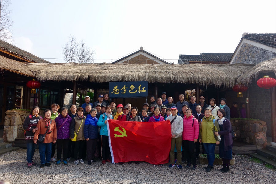 长虹路社区组织党员参观红色李巷.jpg