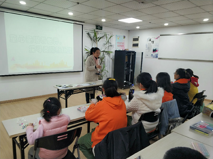 社区居委会主任李晓洁开课讲话.jpg
