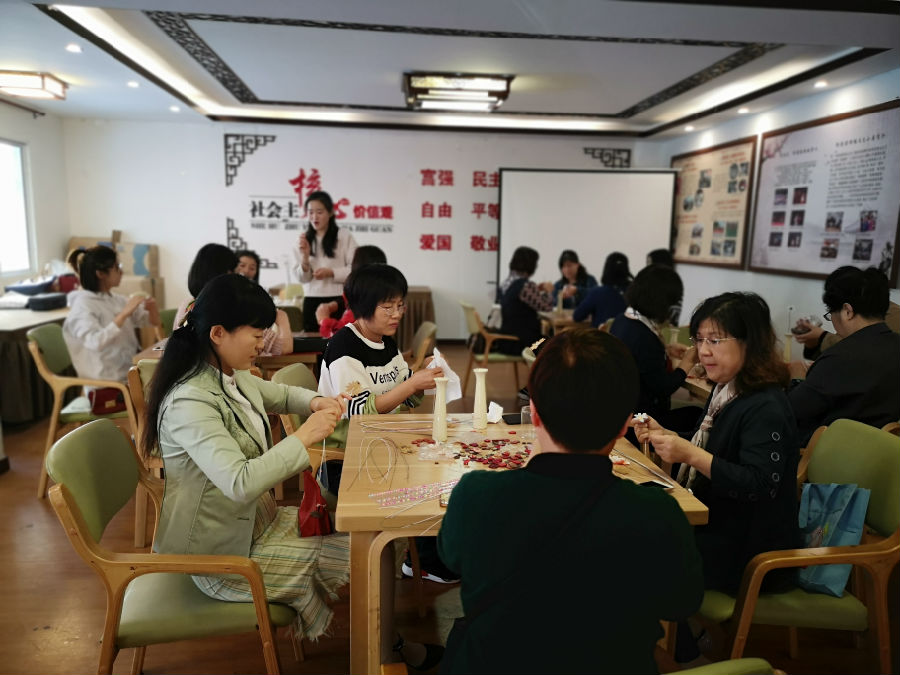学员制作纽扣花中.JPG
