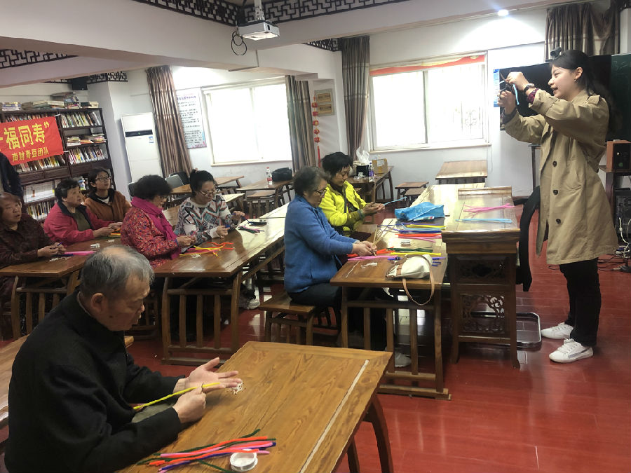 北圩路社区开展老人手工花制作活动.jpg