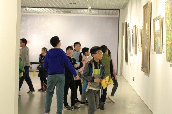 孩子们在“时代雅象,走进南大”巡展的作品前.JPG