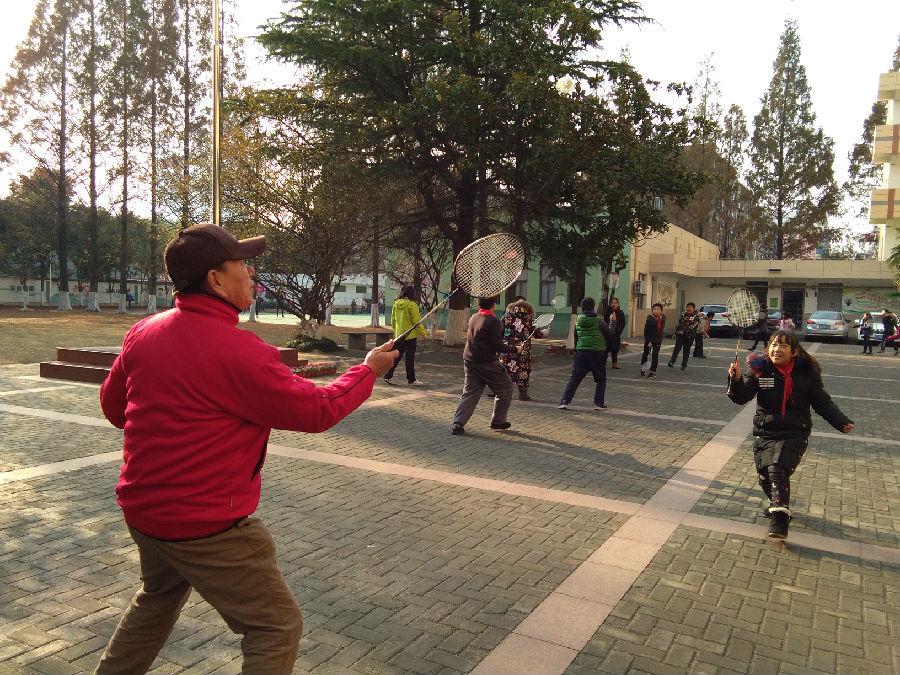 艺苑社区举办学打羽毛球活动.jpg