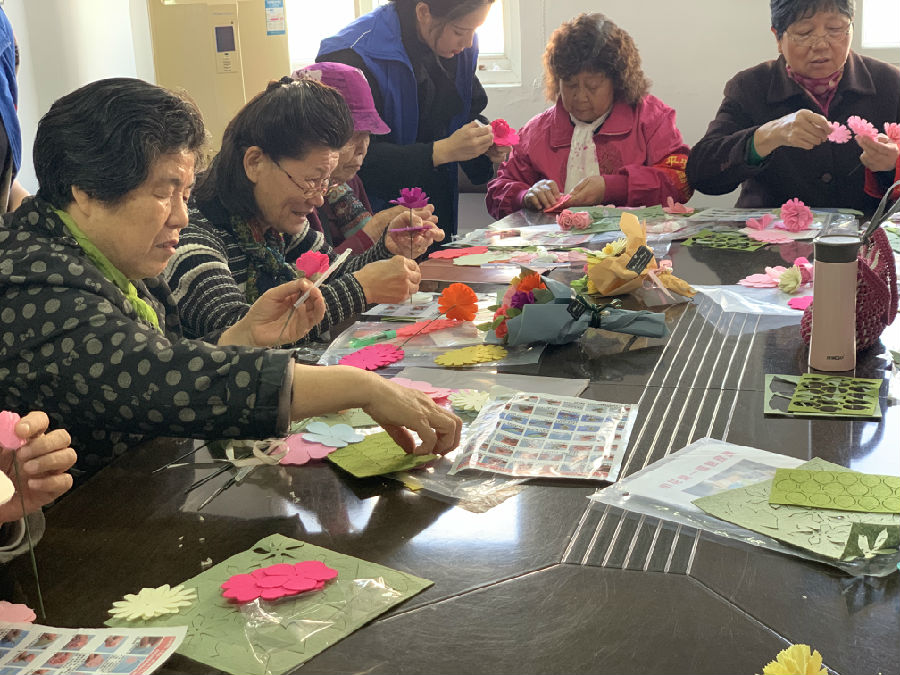 长虹路社区开展老人“DIY手工”花束制作活动.JPG