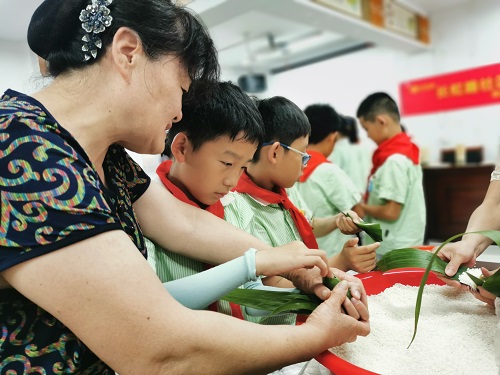 老少同行迎端午.jpg