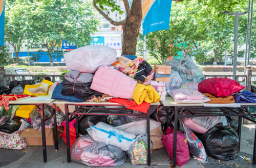 社区居民爱心捐赠物品堆积如山.png