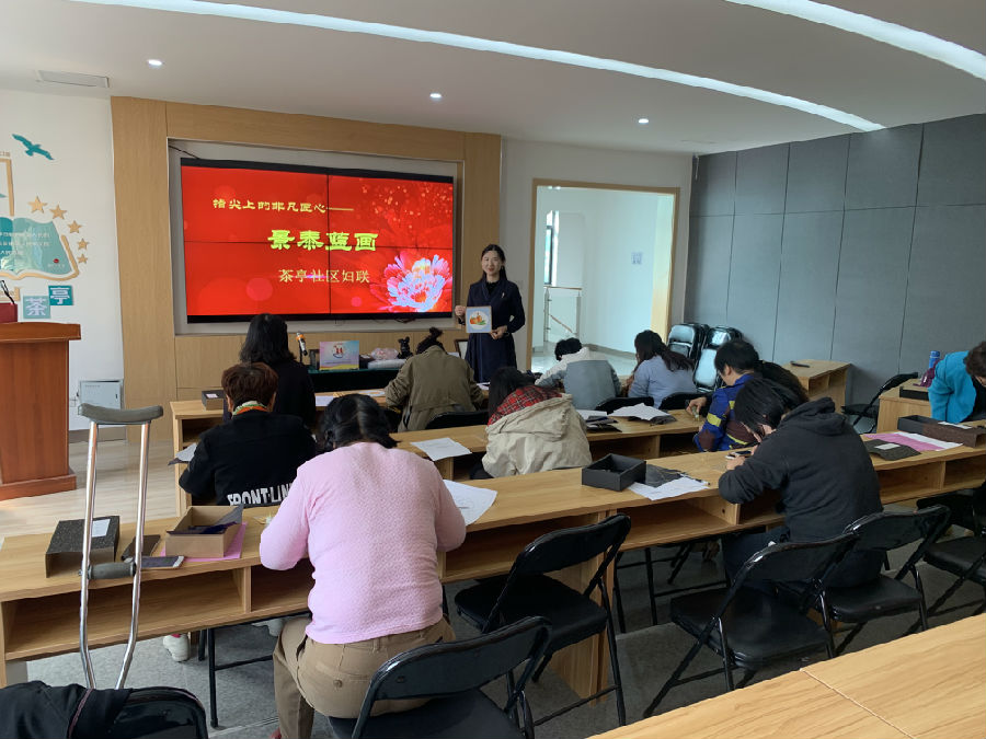 茶亭社区老年大学开展景泰蓝画制作活动1.JPG