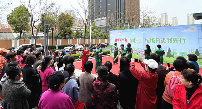 新月社区开展“建党百年清明时、垃圾分类我先行”党建主题活动2021.4.6.jpg