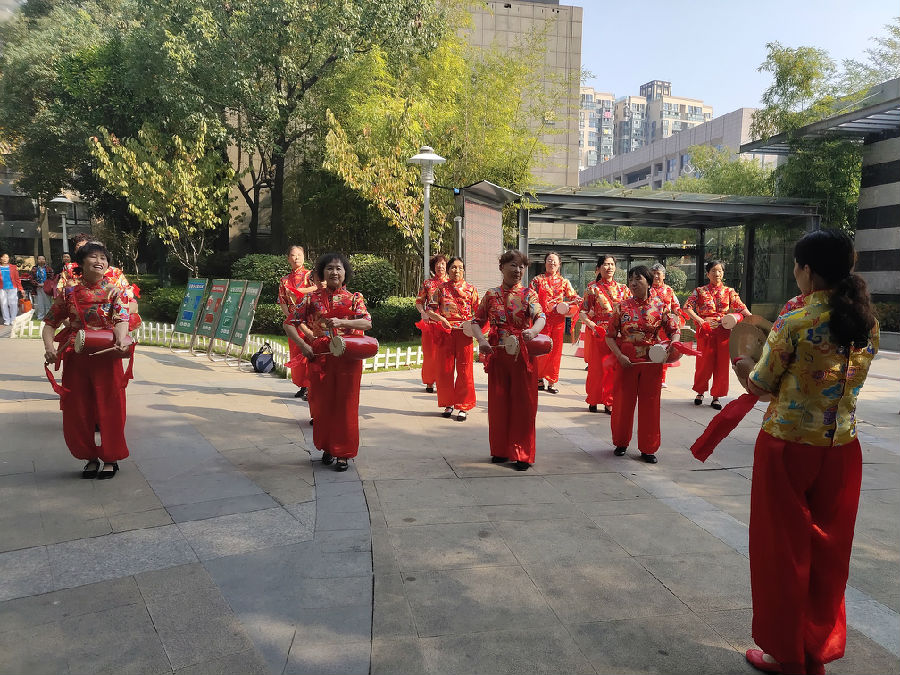 20191111苍山路社区腰鼓队开演了4.jpg