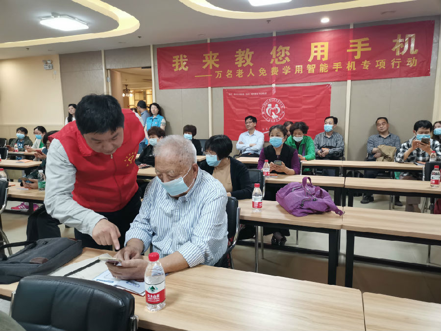 苍山路社区开展“我来教您用手机”培训专项活动 (4).jpg