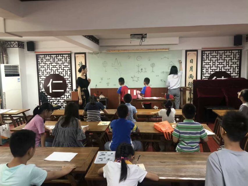 北圩路社区开展少儿制作甲骨文生肖牌活动2.jpg