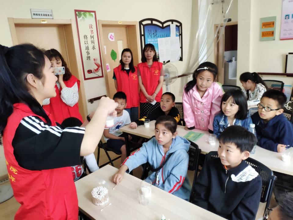 沿河社区开展周末少儿科学实验活动.jpg
