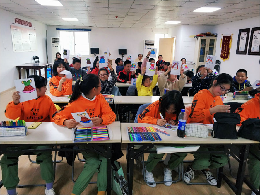 画少数民族服饰合影.jpg
