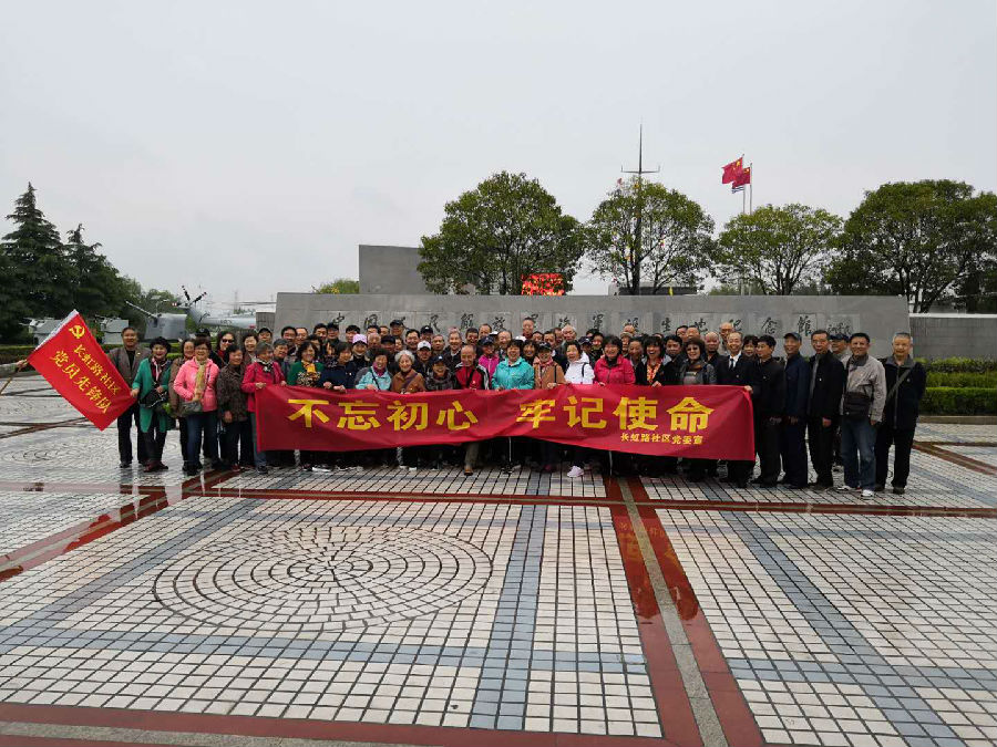 党员志愿者参观泰州参观学习海军诞生地合影照片.jpg