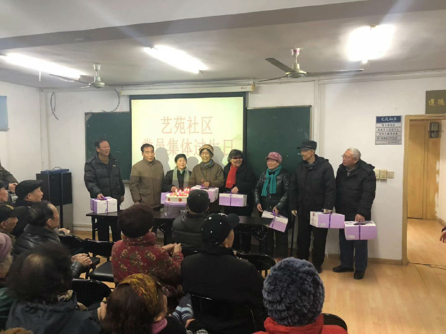 艺苑社区党员集体过生日.jpg