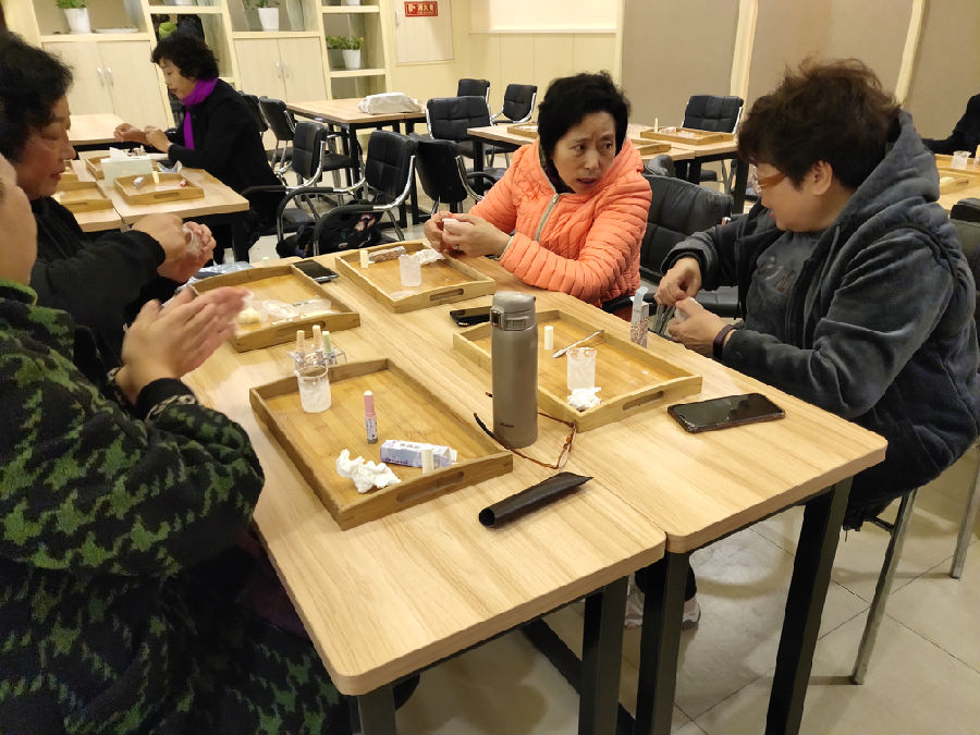20191122苍山路社区DIY润唇膏活动3.jpg