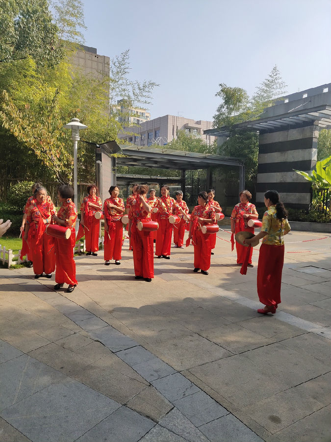 20191111苍山路社区腰鼓队开演了1.jpg