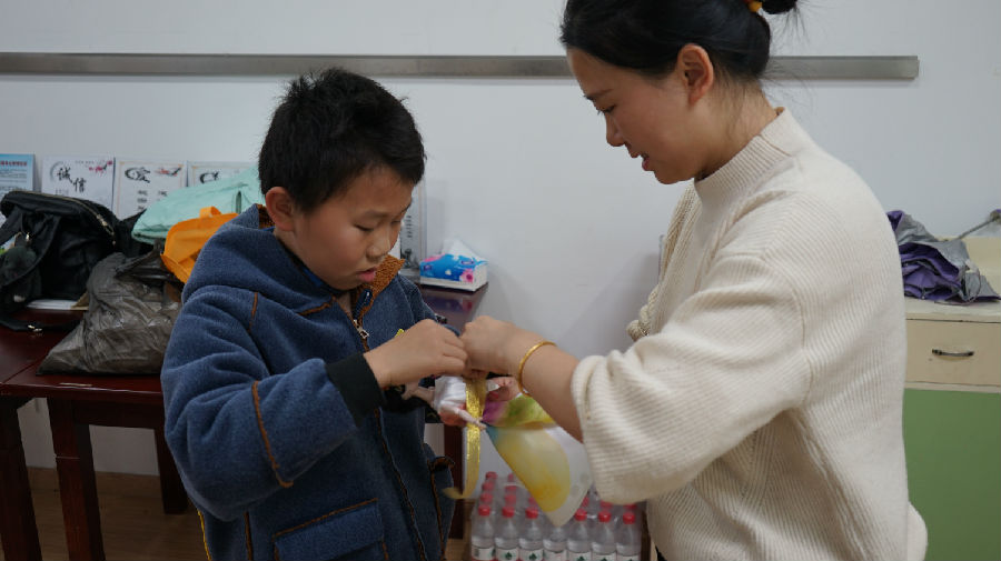 老师指导穿衣.JPG