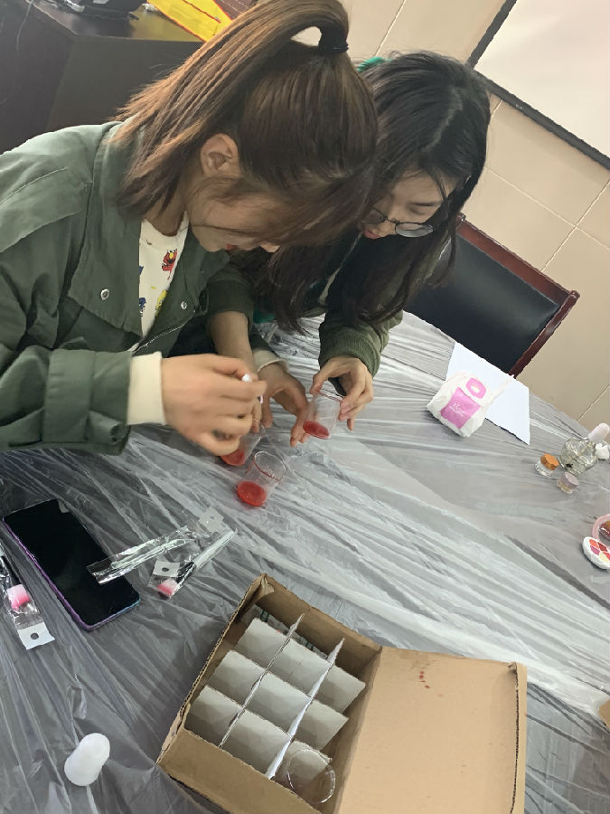 11.15沙洲街道莲花北苑社区开展“五色口红盘”手工制作活动 - 副本IMG_9974(1).JPG