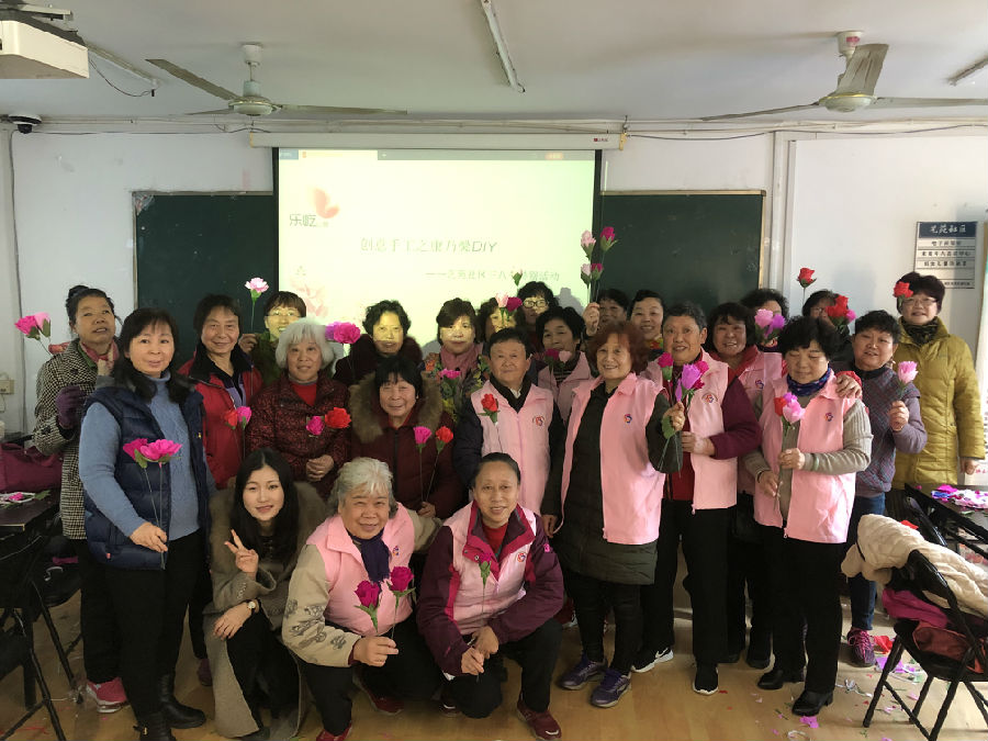 艺苑社区举办了“创艺手工之康乃馨DIY”活动 (2).JPG