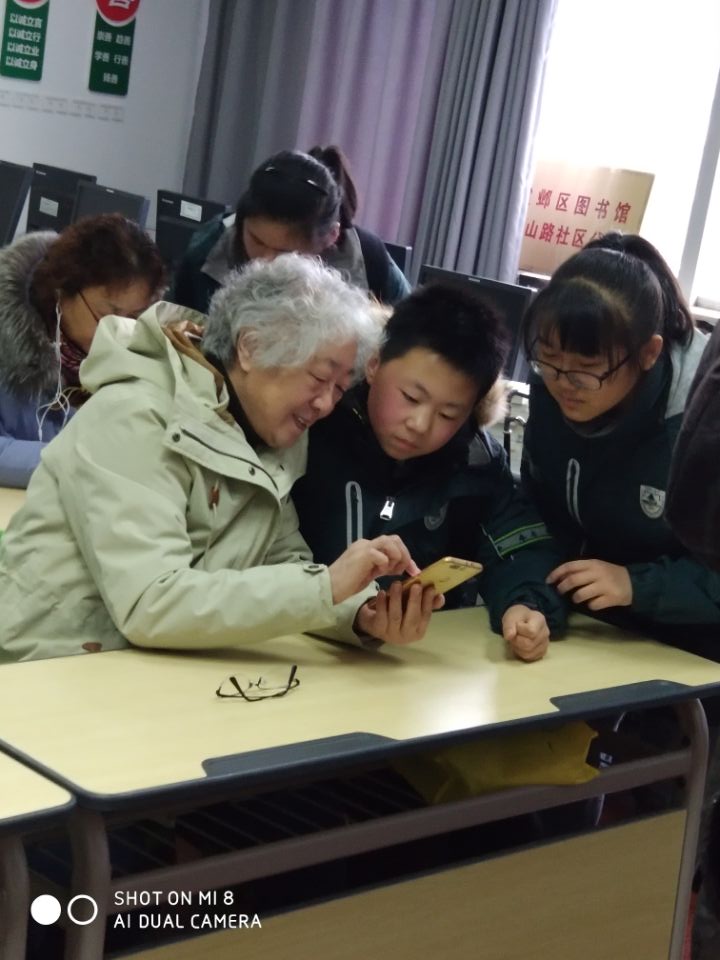 关爱老人,教老人使用手机2.jpg